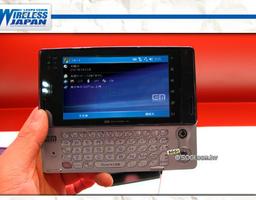 Sharp em-one – "двойной" слайдер с экраном 4,1 дюйма